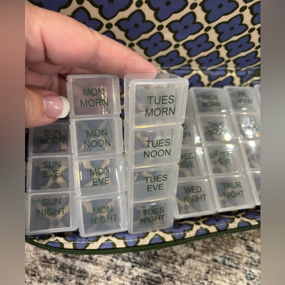 Vera Bradley Green Quilted Large Travel Pill Case - Picture 6 of 7